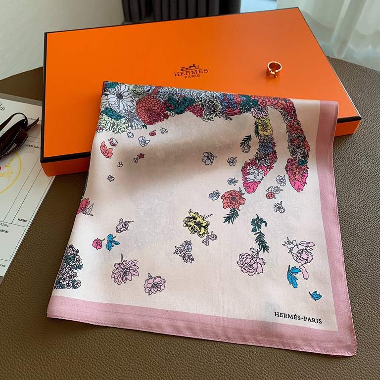 Hermes.100% Mulberry silk crepe de chine. Hundreds of small square scarf, ageing temperament and elegance, both as a headscarf, clothing with the other essential items, soft and comfortable skin-friendly, size5050