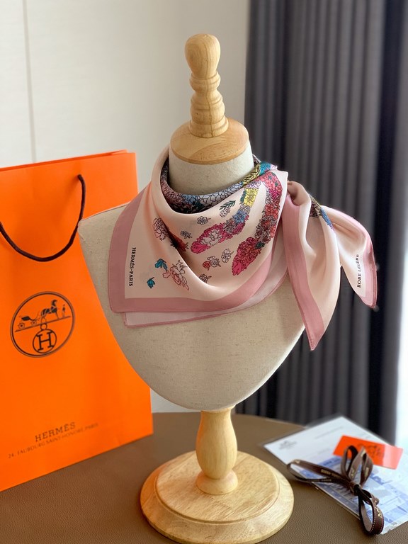 Hermes.100% Mulberry silk crepe de chine. Hundreds of small square scarf, ageing temperament and elegance, both as a headscarf, clothing with the other essential items, soft and comfortable skin-friendly, size5050