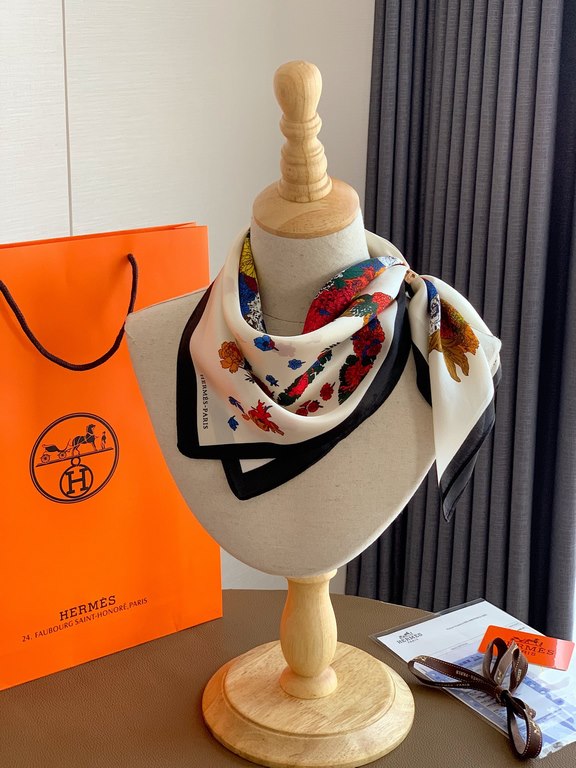 Hermes.100% Mulberry silk crepe de chine. Hundreds of small square scarf, ageing temperament and elegance, both as a headscarf, clothing with the other essential items, soft and comfortable skin-friendly, size5050