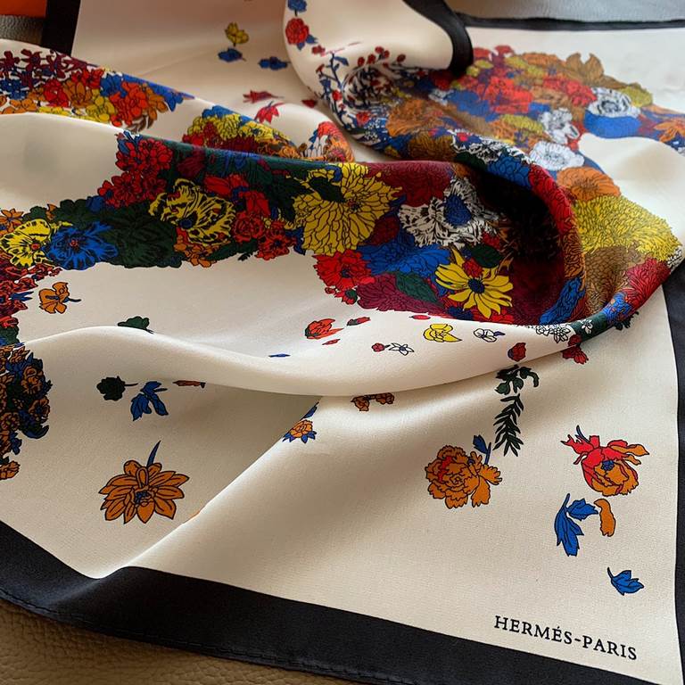 Hermes.100% Mulberry silk crepe de chine. Hundreds of small square scarf, ageing temperament and elegance, both as a headscarf, clothing with the other essential items, soft and comfortable skin-friendly, size5050