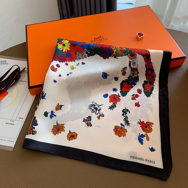 Hermes.100% Mulberry silk crepe de chine. Hundreds of small square scarf, ageing temperament and elegance, both as a headscarf, clothing with the other essential items, soft and comfortable skin-friendly, size5050