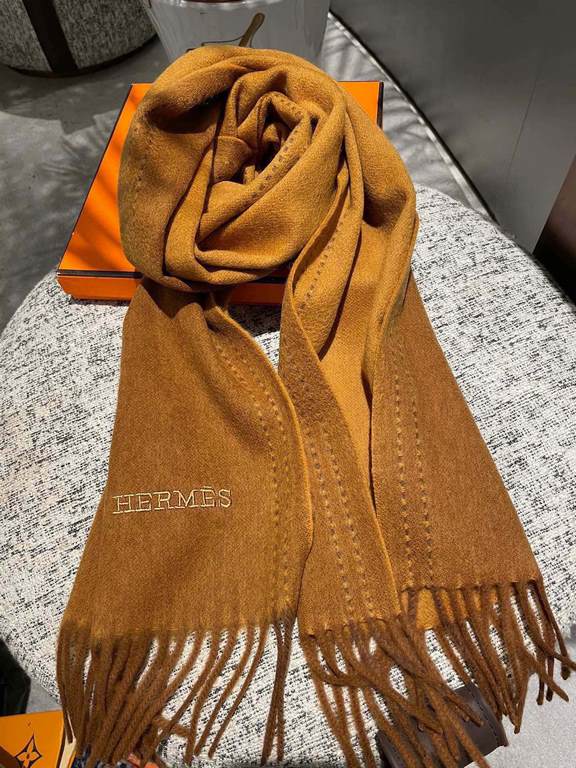 Price.  [Hermes double long scarf]    high cutting-edge products    water wave pattern absolutely screaming quality   LOGO embroidered label low-key luxury connotation, this scarf is definitely a treat for yourself to se