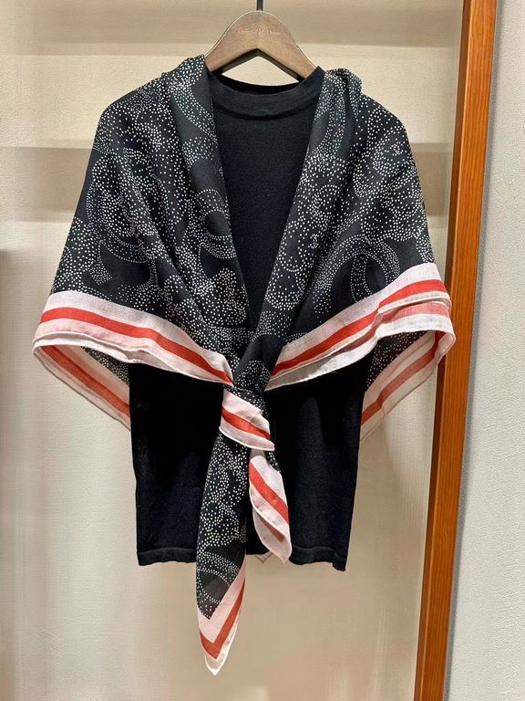 New Arrivals  Chanel 140 cashmere square scarf (hand-rolled edges)Counter genuine synchronized raw materials, texture, light and warmthIt's from the last show of '24, and it's in a popular color, red.You must have it!