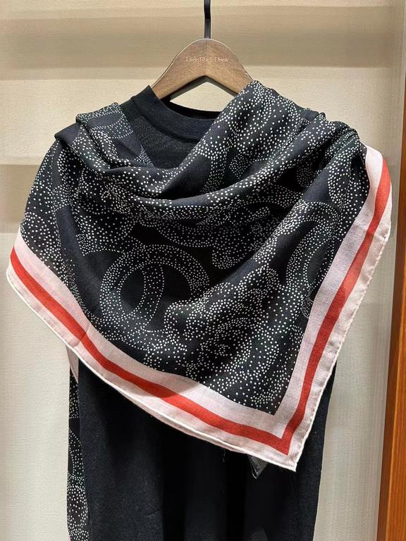 New Arrivals  Chanel 140 cashmere square scarf (hand-rolled edges)Counter genuine synchronized raw materials, texture, light and warmthIt's from the last show of '24, and it's in a popular color, red.You must have it!