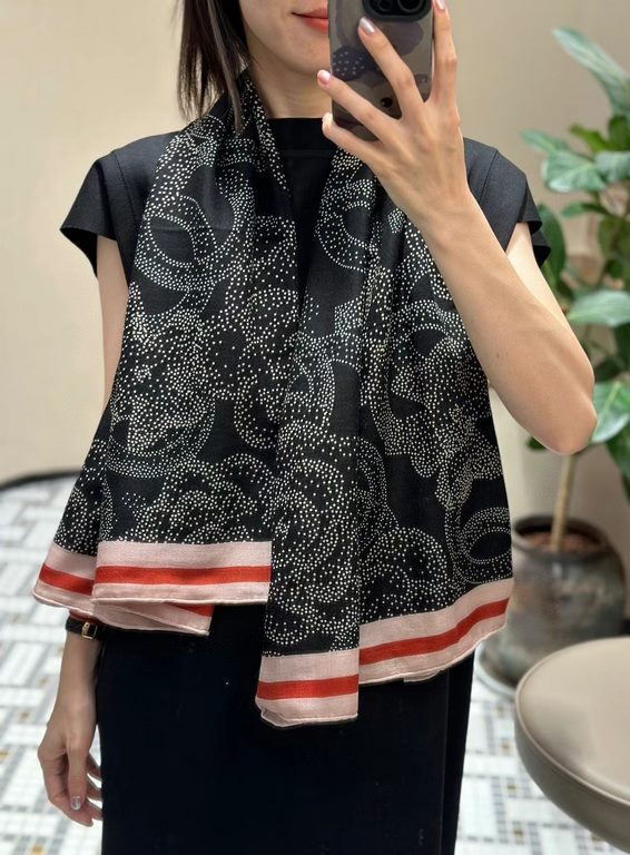 New Arrivals  Chanel 140 cashmere square scarf (hand-rolled edges)Counter genuine synchronized raw materials, texture, light and warmthIt's from the last show of '24, and it's in a popular color, red.You must have it!