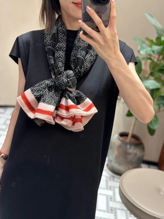 New Arrivals  Chanel 140 cashmere square scarf (hand-rolled edges)Counter genuine synchronized raw materials, texture, light and warmthIt's from the last show of '24, and it's in a popular color, red.You must have it!