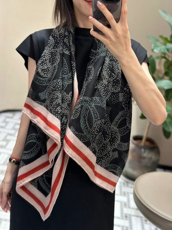 New Arrivals  Chanel 140 cashmere square scarf (hand-rolled edges)Counter genuine synchronized raw materials, texture, light and warmthIt's from the last show of '24, and it's in a popular color, red.You must have it!