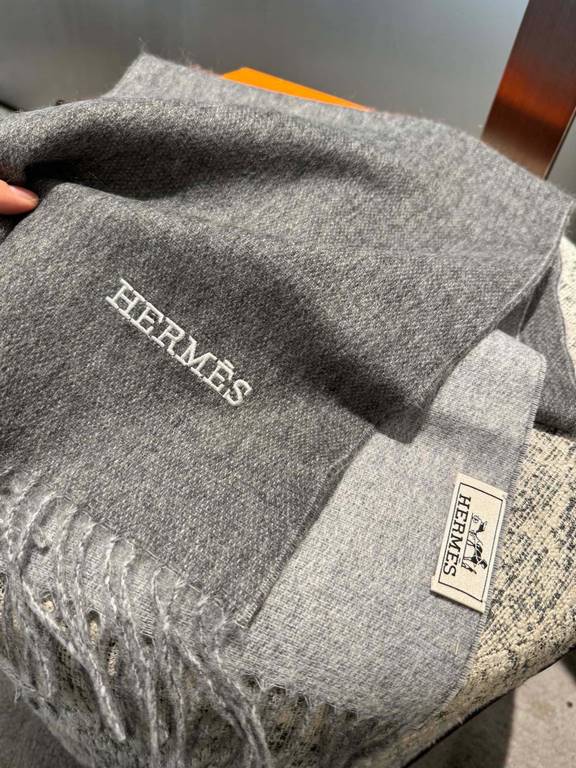 PriceHERMES   Hermes 2023 Paris fashion show business men and women universal double-sided cashmere shawl   OEM selected the best ultra-fine cashmere fibers for hand combing time-consuming and labor-intensive, and then s