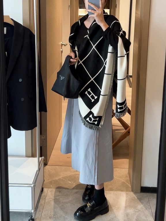 H's new 140 140cm square scarf! H Family's new 140140cm square scarf is the perfect example of simplicity, which she considers to be exotic. This must-have accessory can be worn in many different ways and goes well with 