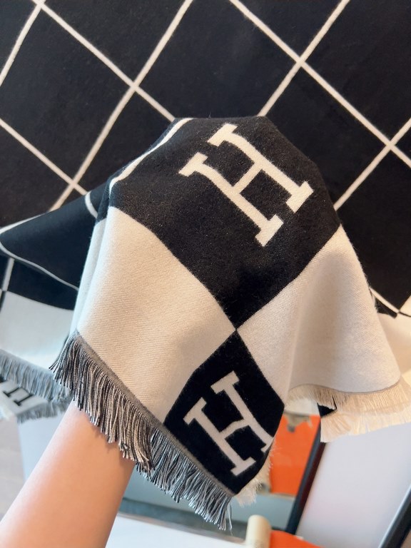 H's new 140 140cm square scarf! H Family's new 140140cm square scarf is the perfect example of simplicity, which she considers to be exotic. This must-have accessory can be worn in many different ways and goes well with 