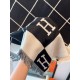 H's new 140 140cm square scarf! H Family's new 140140cm square scarf is the perfect example of simplicity, which she considers to be exotic. This must-have accessory can be worn in many different ways and goes well with 