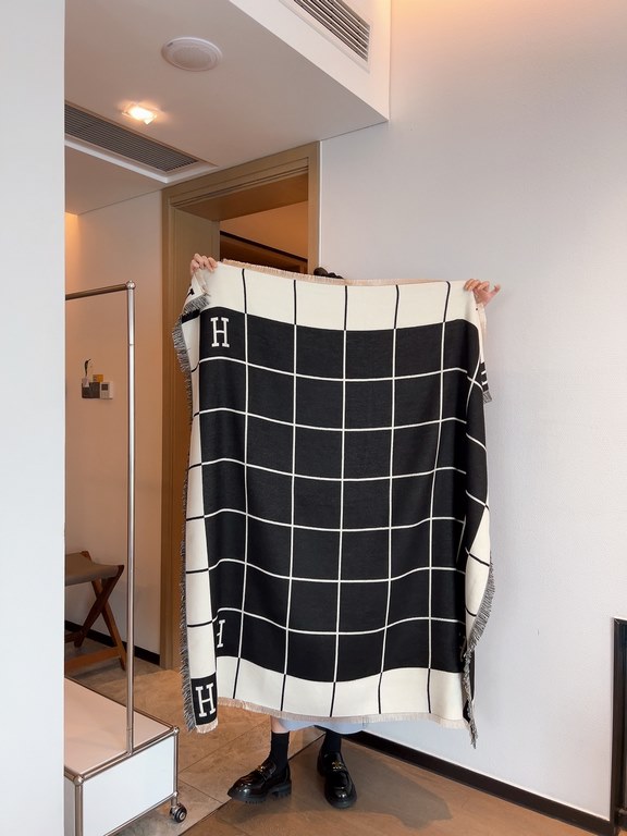 H's new 140 140cm square scarf! H Family's new 140140cm square scarf is the perfect example of simplicity, which she considers to be exotic. This must-have accessory can be worn in many different ways and goes well with 