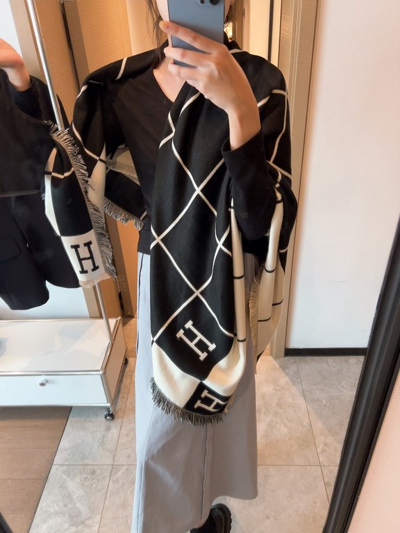 H's new 140 140cm square scarf! H Family's new 140140cm square scarf is the perfect example of simplicity, which she considers to be exotic. This must-have accessory can be worn in many different ways and goes well with 