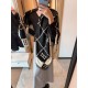 H's new 140 140cm square scarf! H Family's new 140140cm square scarf is the perfect example of simplicity, which she considers to be exotic. This must-have accessory can be worn in many different ways and goes well with 