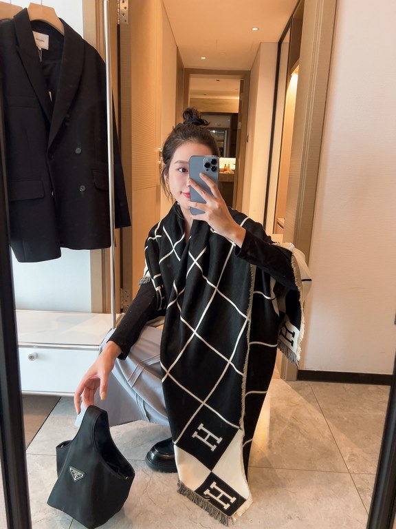 H's new 140 140cm square scarf! H Family's new 140140cm square scarf is the perfect example of simplicity, which she considers to be exotic. This must-have accessory can be worn in many different ways and goes well with 