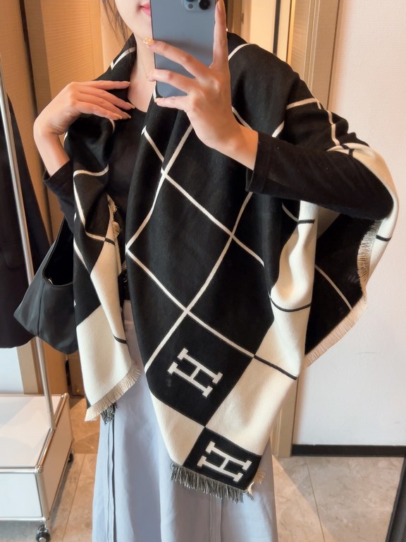 H's new 140 140cm square scarf! H Family's new 140140cm square scarf is the perfect example of simplicity, which she considers to be exotic. This must-have accessory can be worn in many different ways and goes well with 