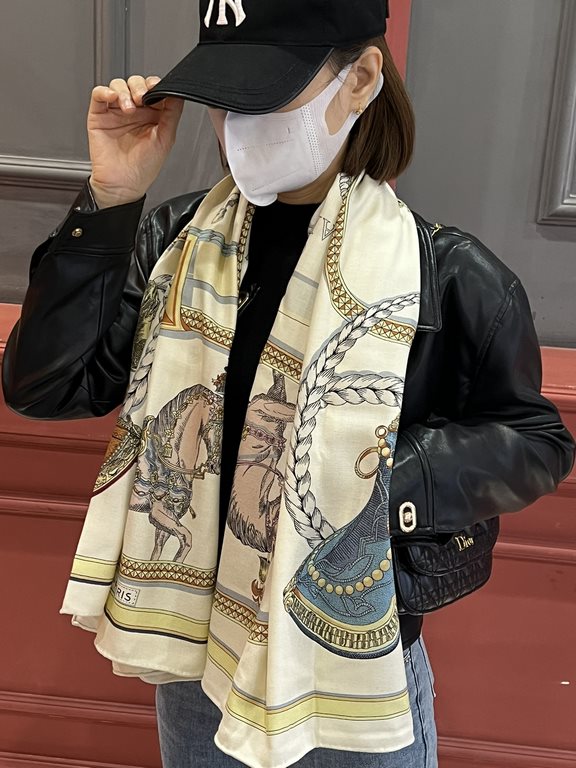 Price What is the meaning of high-end luxury products ~~ Double-sided heterochromatic velvet square scarfHermes [silk scarf adventureUnusual, high-class and elegant! Very lifting! Forever plus points H fall and winter si