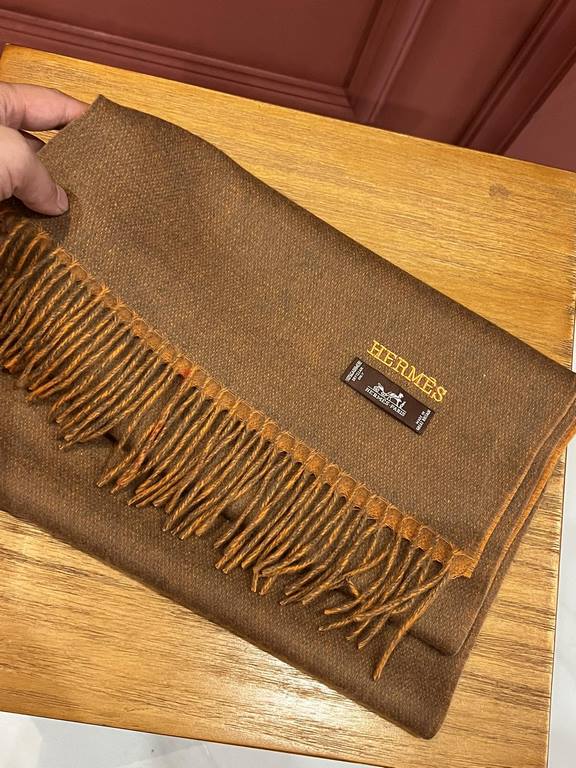 HERMFS [Hermes] Paris fashion show double-sided cashmere scarf! Using fine cashmere from the Mongolian plateau! The hand is full of fine velvet! The price is absolutely 100% affordable! Excellent embroidery craft! It's a