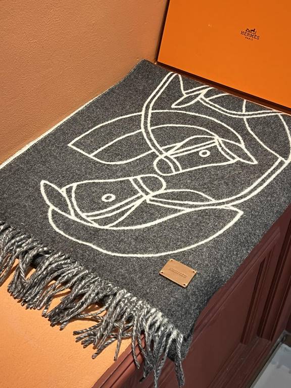 New at Hermes This scarf is woven in a delicate clashing jacquard and presents the Entrelacs Equestres horse head pattern designed by Geoff McFetridge. Size 40195cm.