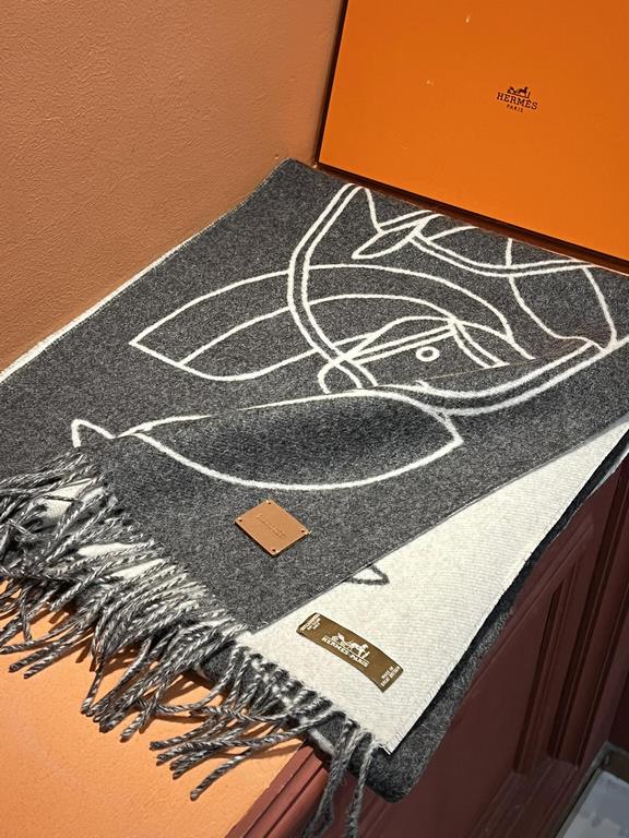 New at Hermes This scarf is woven in a delicate clashing jacquard and presents the Entrelacs Equestres horse head pattern designed by Geoff McFetridge. Size 40195cm.