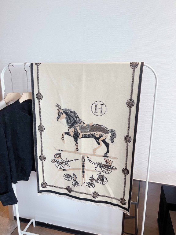 New on   [Dressage Horse Grand Apparat Grandapparet]Silk scarf size 90cmx 9ocmDesigner Jacques EudelPublication date 1962 first edition, reprinted in the 1990s, new in 2023.Edition of the four corners of the gold carved 