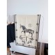 New on   [Dressage Horse Grand Apparat Grandapparet]Silk scarf size 90cmx 9ocmDesigner Jacques EudelPublication date 1962 first edition, reprinted in the 1990s, new in 2023.Edition of the four corners of the gold carved 