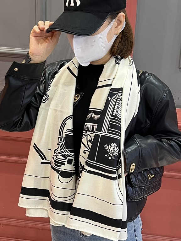 Price What is the meaning of high-end luxury products ~~ Double-sided heterochromatic velvet square scarfHermes [silk scarf adventureUnusual, high-class and elegant! Very lifting! Forever plus points H fall and winter si