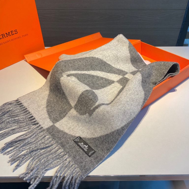 Hermes new geometric cashmere scarf, this paragraph is really a glance on the love, abstract geometric shapes logo, colorful geometric sense of fun, pay tribute to the brand logo elements, horse boots, spurs, jacquard cr