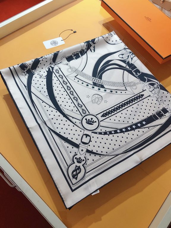 SHMS2332 ORIGINAL HERMES [Early Morning Stroll] 90cm Silk Square Scarf  A hearty breakfast starts an energizing day. But don't forget that horses need a little ritual too the daily early morning stroll is a sacred practi