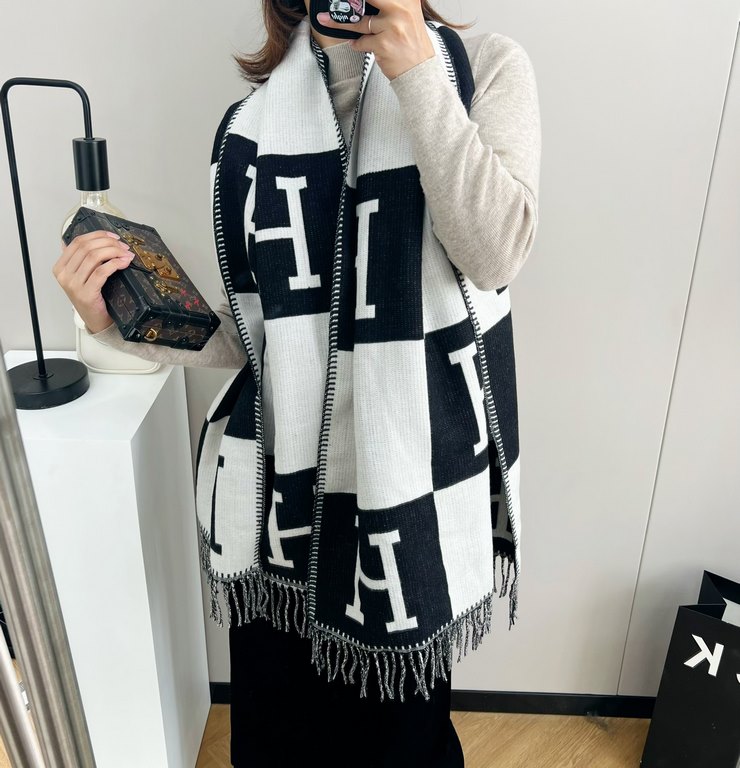 Hermes ~ autumn and winter with a sharp tool   top double-sided same color version of silk cashmere shawl! 1条等于2条】One shawl is equal to two】Point of view is wonderful, the pattern and color matching are super like, anoth