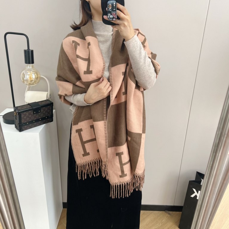 Hermes ~ autumn and winter with a sharp tool   top double-sided same color version of silk cashmere shawl! 1条等于2条】One shawl is equal to two】Point of view is wonderful, the pattern and color matching are super like, anoth