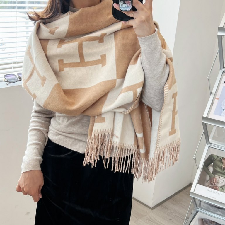 Hermes ~ autumn and winter with a sharp tool   top double-sided same color version of silk cashmere shawl! 1条等于2条】One shawl is equal to two】Point of view is wonderful, the pattern and color matching are super like, anoth