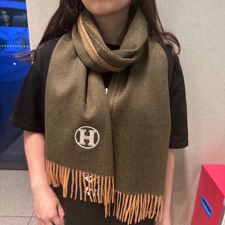 The official website with the same water ripple water cashmere Hermes   the same scarf and buy and cherish cashmere models   ~ are export orders so it is more difficult to meet  things talk about less but fine   good-loo