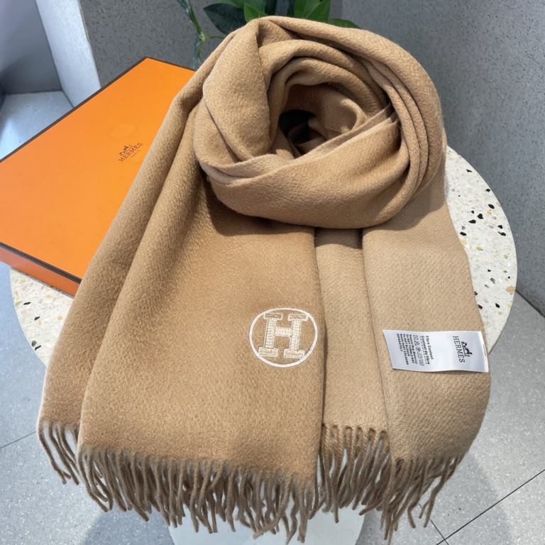 Will glow shiny scarf Hermes ~   on the new shawl   Needless to say, this model is too familiar, the classic double F is the continuation of a century of iconic logo, this year the Vintage trend swept the world ~ ~ ~ Med