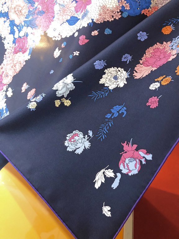 SHMS2275 First come, first served  Hermès' newest [Flora] 90cm silk square scarf  Spring is in the air, and a stallion rises up with hooves raised in a proud manner, just like the muse - Flora, the goddess of flowers, ar