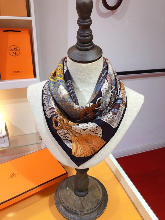 RHMS2381 House of H [Samurai's Clothing] 70cm Reversible Velvet Square Scarf This must-have Hermes accessory can be worn in a variety of ways and goes well with any outfit. Wear it around your neck or as a belt, hair tie