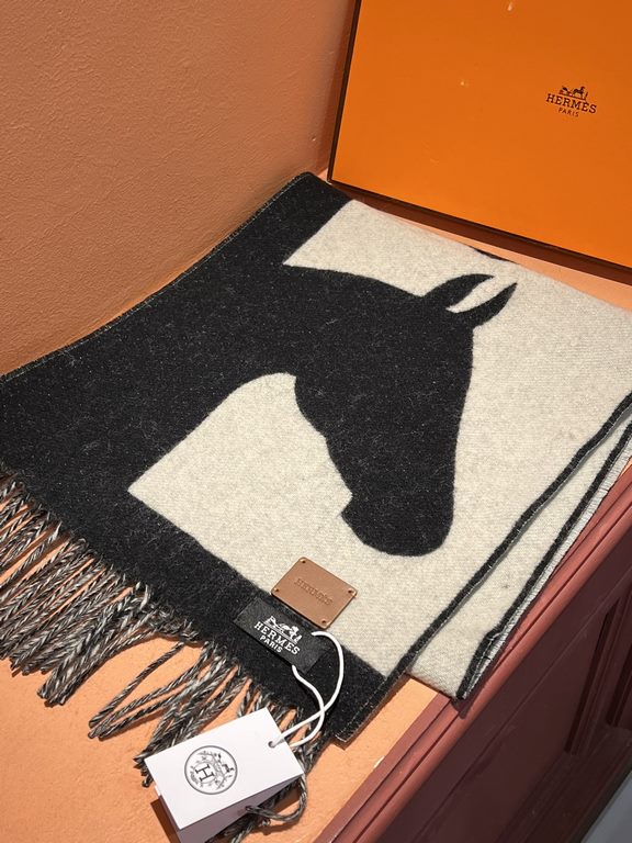 New at Hermes This scarf is woven in a delicate clashing jacquard and presents the Entrelacs Equestres horse head pattern designed by Geoff McFetridge. Size 40195cm.