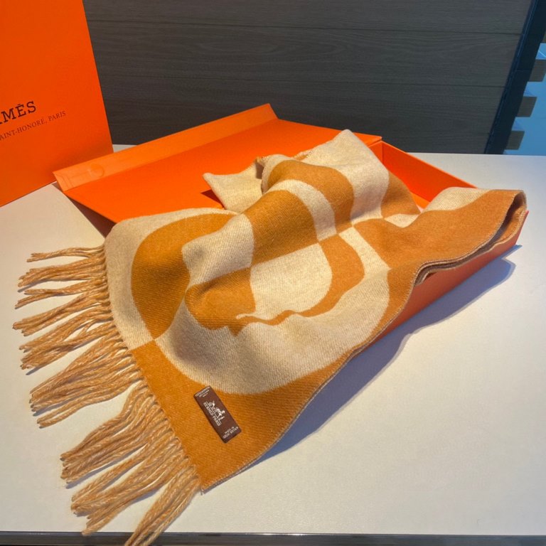 Hermes new geometric cashmere scarf, this paragraph is really a glance on the love, abstract geometric shapes logo, colorful geometric sense of fun, pay tribute to the brand logo elements, horse boots, spurs, jacquard cr