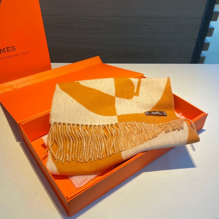 Hermes new geometric cashmere scarf, this paragraph is really a glance on the love, abstract geometric shapes logo, colorful geometric sense of fun, pay tribute to the brand logo elements, horse boots, spurs, jacquard cr