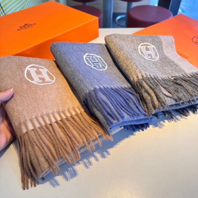 New 2023 Hermes men's and women's scarves and buy and cherish   ~ are export orders so it is more difficult to meet   things speak of few and fine   good-looking must be collected   this H family women's scarves, the sty