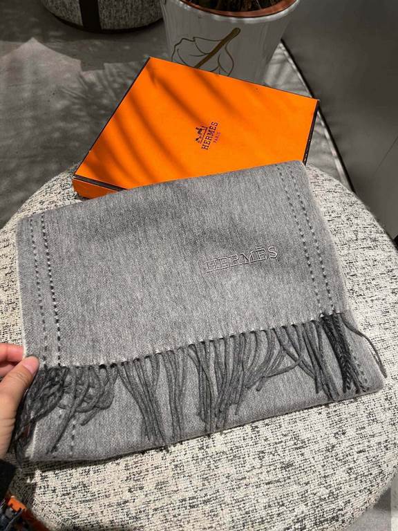 Price.  [Hermes double long scarf]    high cutting-edge products    water wave pattern absolutely screaming quality   LOGO embroidered label low-key luxury connotation, this scarf is definitely a treat for yourself to se