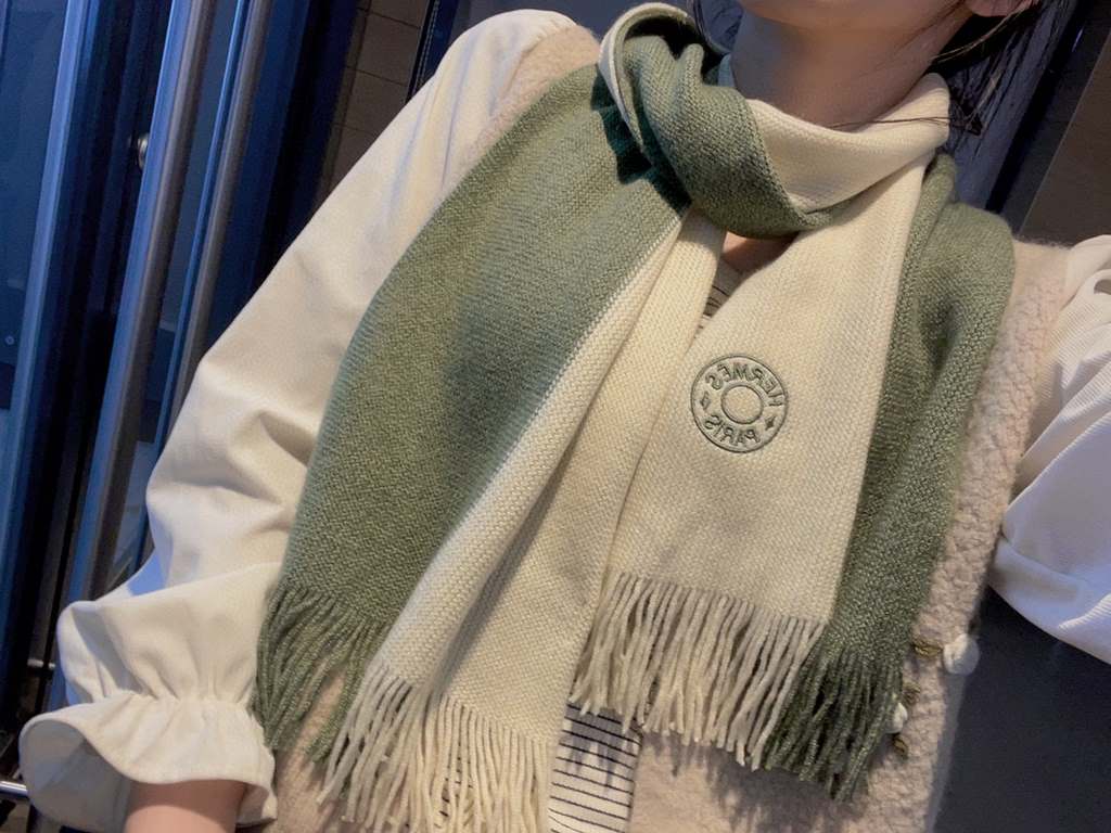 Men and women with the same model, 100% pure cashmere Hermes (Hermes) synchronization counter, high-end cashmere knitted scarf! Can be formal, can be casual, very Classical design. This knitting method is more difficult,