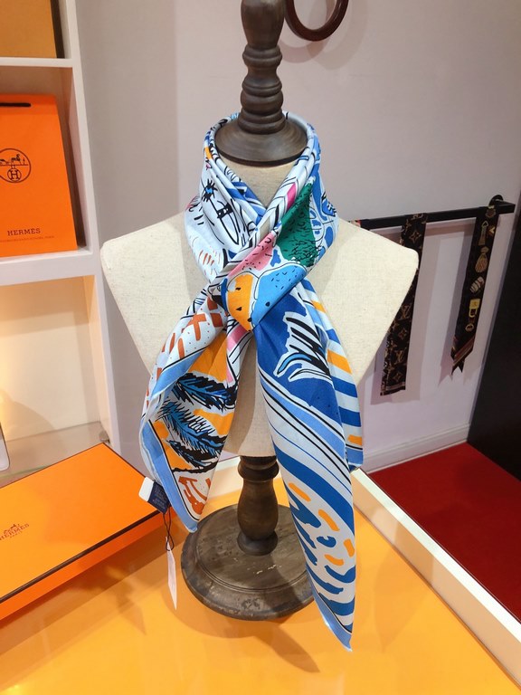 SHMS2320 ORIGINAL HERMES [RELAXED HOLIDAY] 90cm Silk Square Scarf  The sound of waves on the seashore, the breeze gently ruffles the pine trees. Step onto the fine, soft sand and enjoy the scent of the ocean and the midd