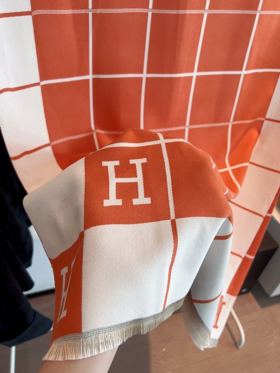 The new  H family. In this scarf, she draws a simple sample of what she considers exoticism. This must-have accessory can be worn in a variety of ways and goes well with any outfit, pleasing to the eye.