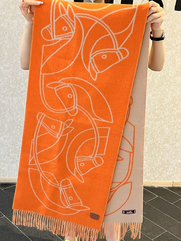 New at Hermes This scarf is woven in a delicate clashing jacquard and presents the Entrelacs Equestres horse head pattern designed by Geoff McFetridge. Size 40195cm.