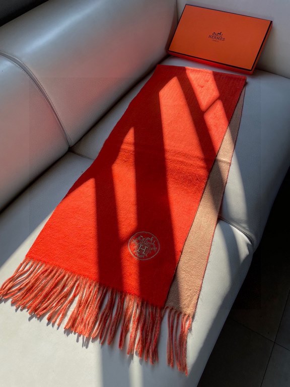 HERMFS [Hermes] Paris fashion show double-sided cashmere scarf! Using fine cashmere from the Mongolian plateau! The hand is full of fine velvet! The price is absolutely 100% affordable! Excellent embroidery craft! It's a