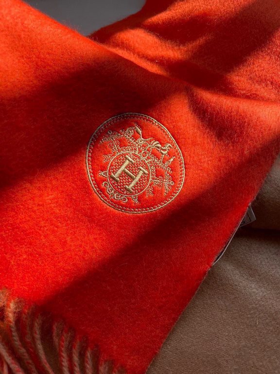 HERMFS [Hermes] Paris fashion show double-sided cashmere scarf! Using fine cashmere from the Mongolian plateau! The hand is full of fine velvet! The price is absolutely 100% affordable! Excellent embroidery craft! It's a