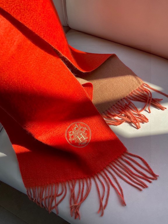 HERMFS [Hermes] Paris fashion show double-sided cashmere scarf! Using fine cashmere from the Mongolian plateau! The hand is full of fine velvet! The price is absolutely 100% affordable! Excellent embroidery craft! It's a