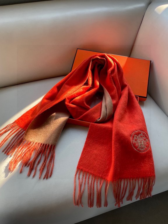 HERMFS [Hermes] Paris fashion show double-sided cashmere scarf! Using fine cashmere from the Mongolian plateau! The hand is full of fine velvet! The price is absolutely 100% affordable! Excellent embroidery craft! It's a