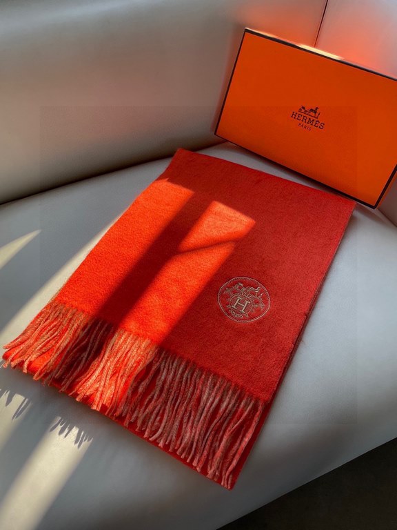 HERMFS [Hermes] Paris fashion show double-sided cashmere scarf! Using fine cashmere from the Mongolian plateau! The hand is full of fine velvet! The price is absolutely 100% affordable! Excellent embroidery craft! It's a